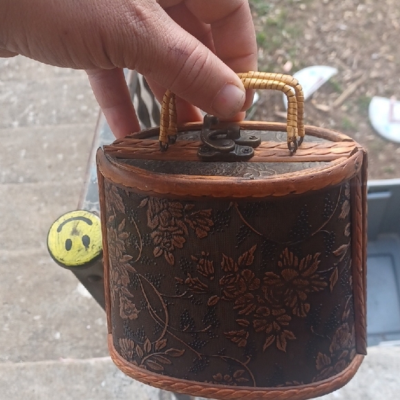 Floral Embossed Wooden Handbag - Picture 4 of 4